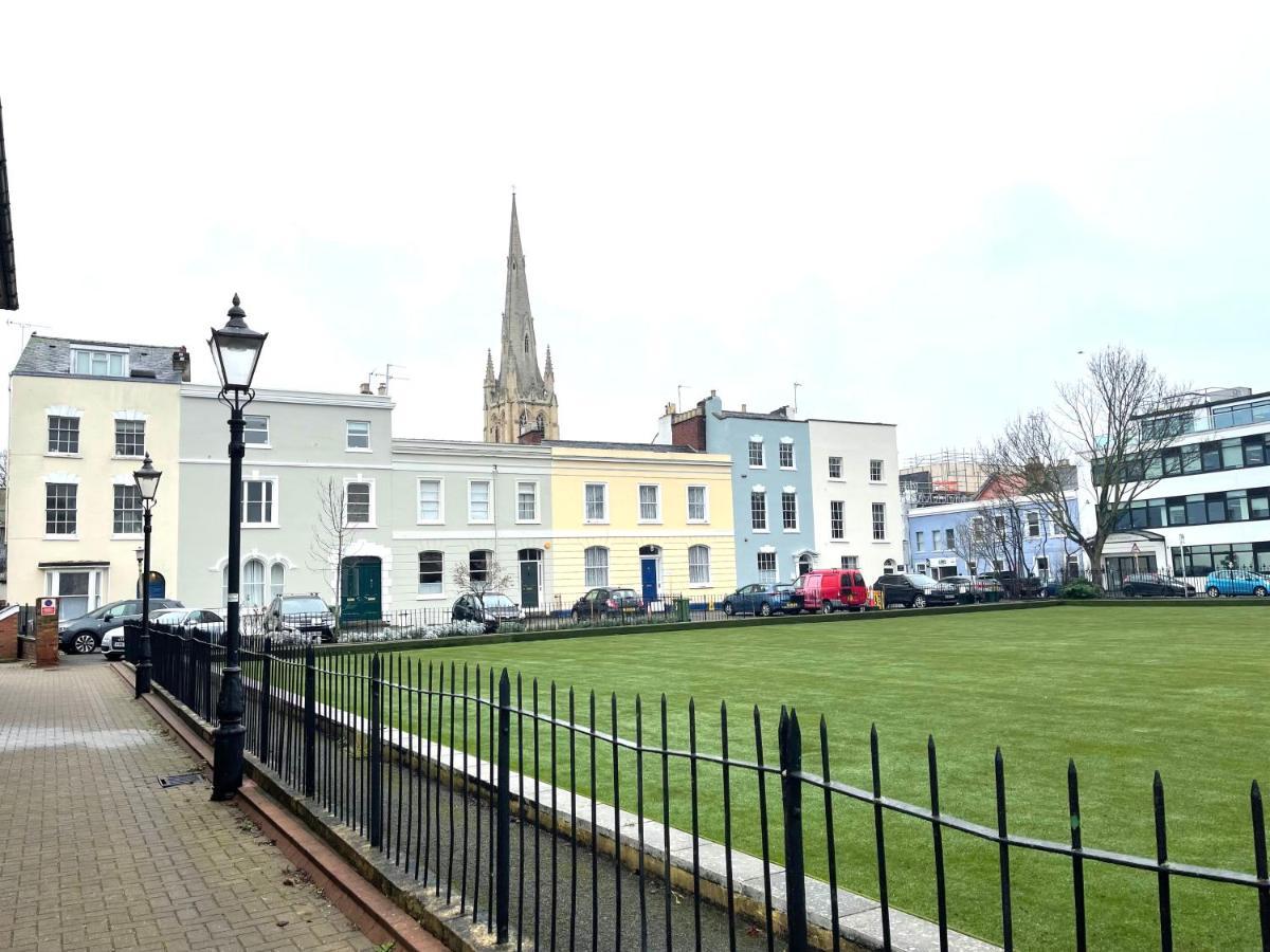 Am Living - Cheltenham Town Centre - St Georges Square Dış mekan fotoğraf